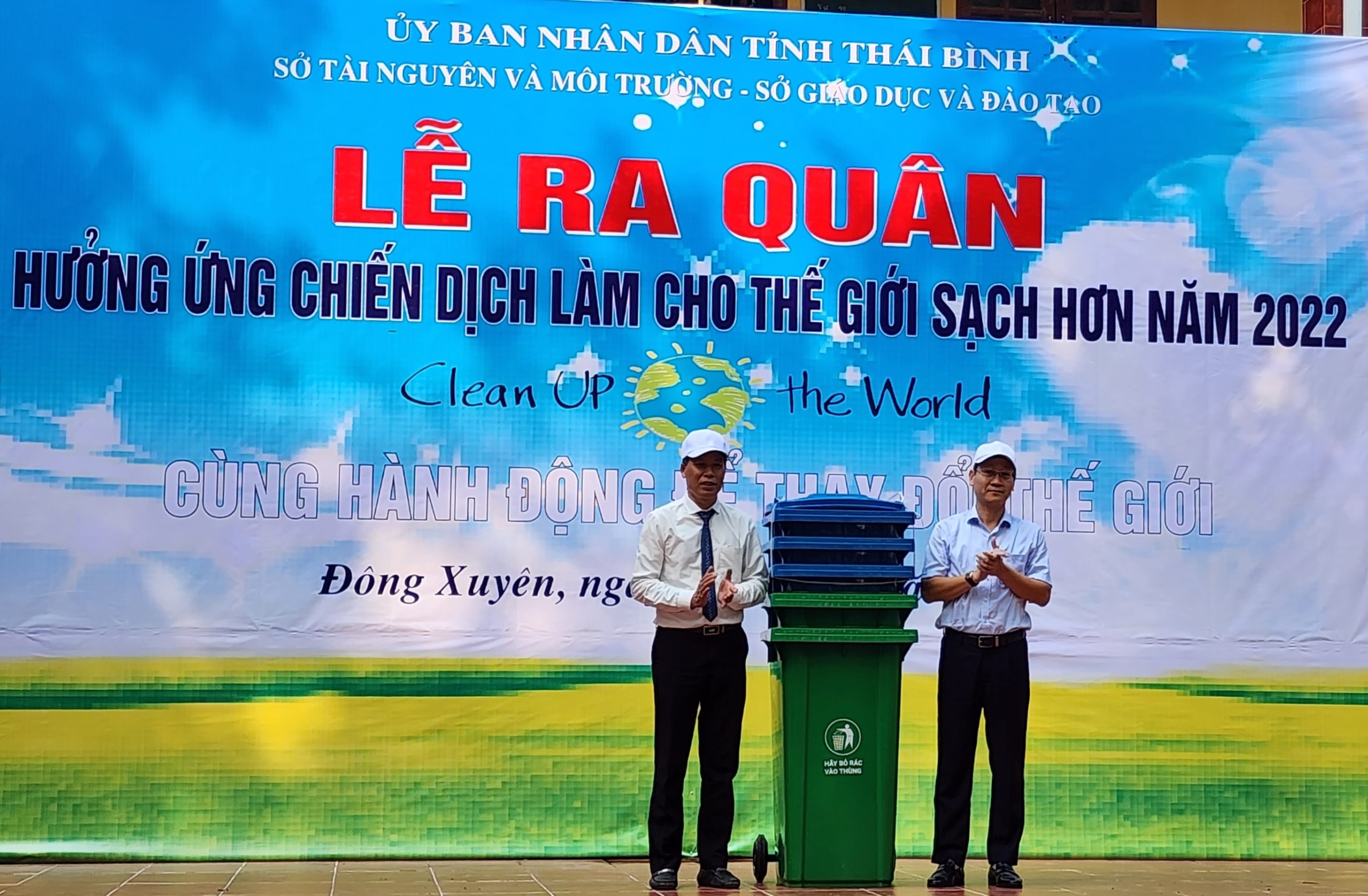 Lãnh đạo sở Tài nguyên tặng dụng cụ vệ sinh cho trường Đông Tiền Hải
