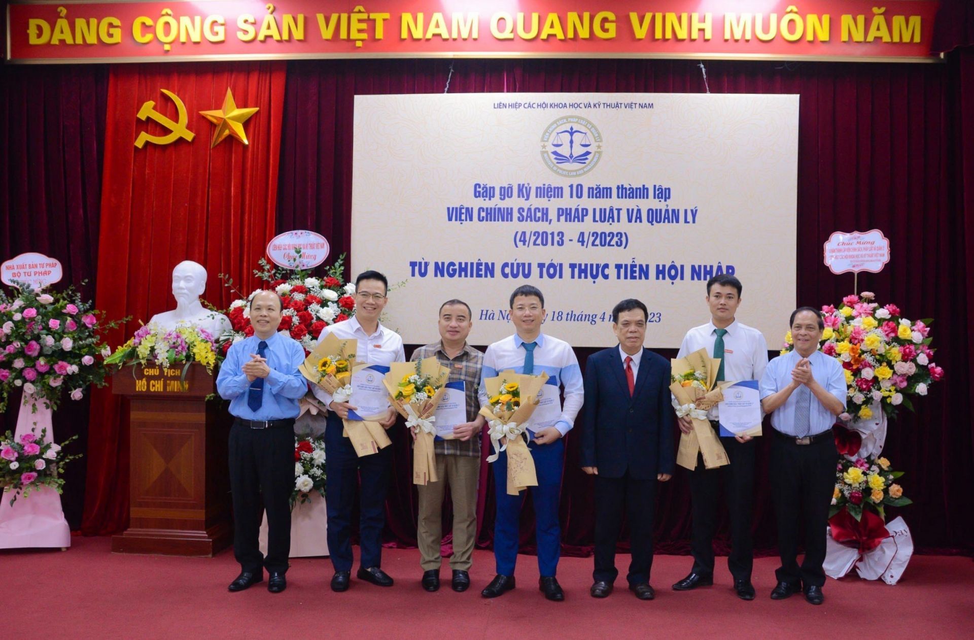 Lãnh đạo Viện trao Quyết định bổ nhiệm cho 4 cán bộ giữ các cương vị lãnh đạo Tạp chí Việt Nam Hội nhập và các đơn vị trực thuộc của Viện.
