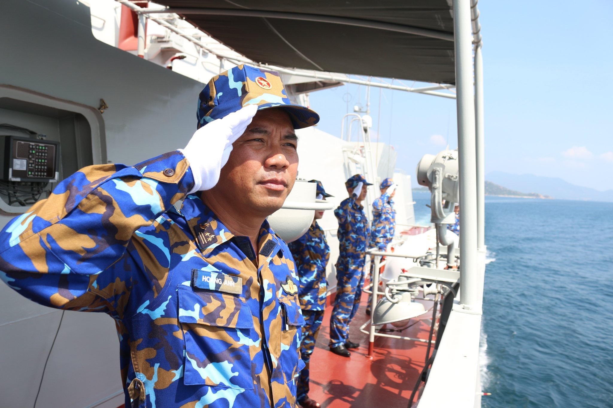 Đại tá Nguyễn Văn Ngân, Phó Tham mưu trưởng Vùng 4 Hải quân làm trưởng đoàn công tác.