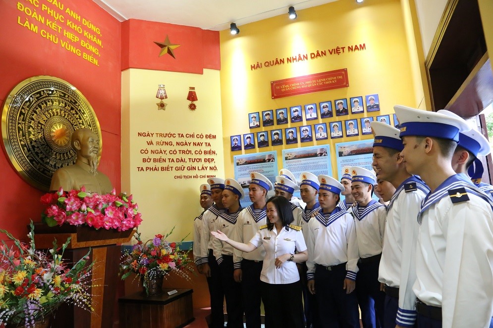 Chiến sỹ mới đến các “Địa chỉ đỏ” trong Vùng 4 Hải quân (Nhà truyền thống)