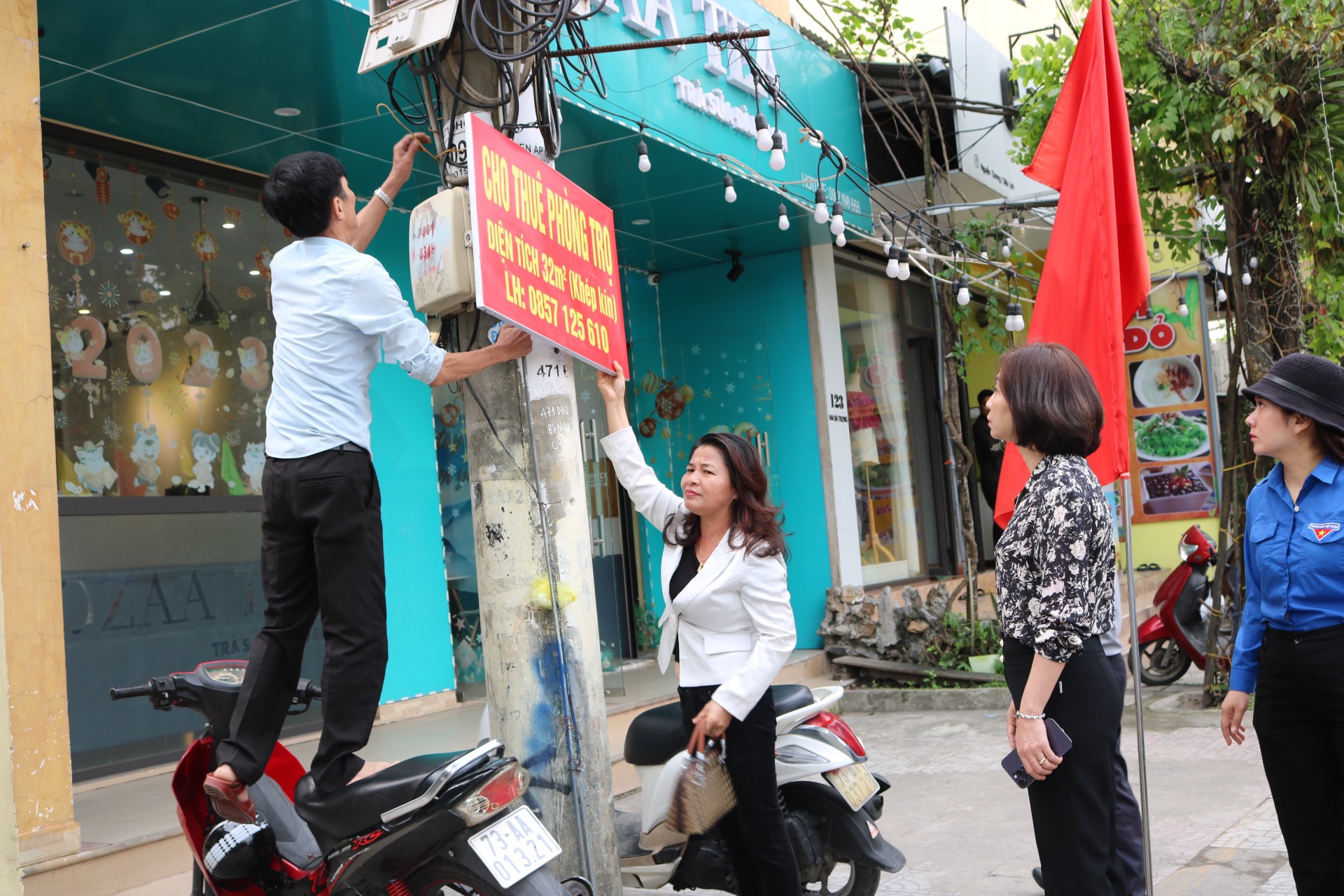 Chủ tịch UBND phường Đồng Phú, bà Lê Thị Thu Cúc chỉ đạo xử lý vi phạm trật tự đô thị.