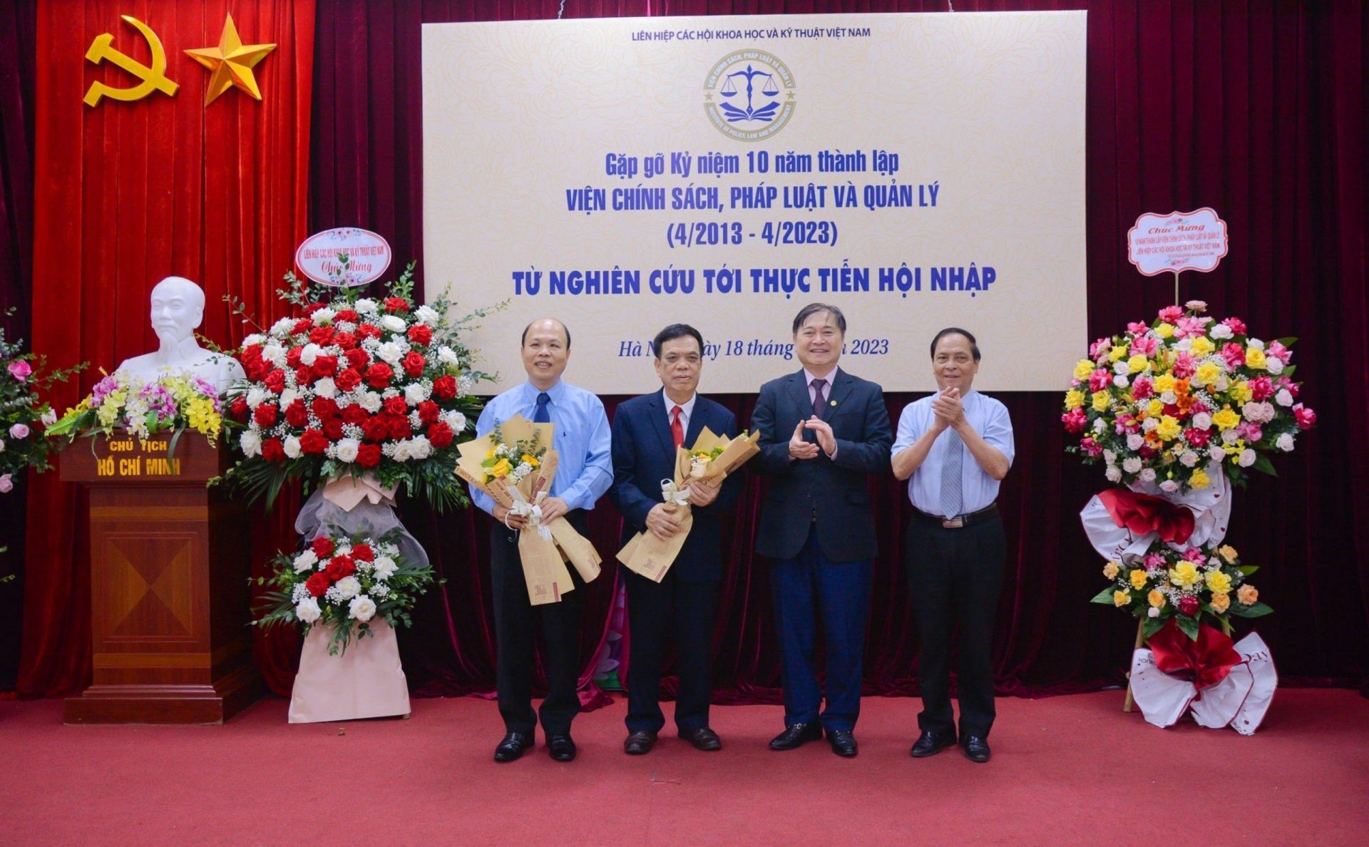 TSKH Phan Xuân Dũng, Bí thư Đảng Đoàn, Chủ tịch LHH Việt Nam chúc mừng lãnh đạo chủ chốt của Viện CSPLQL nhiệm kỳ 2023-2028.