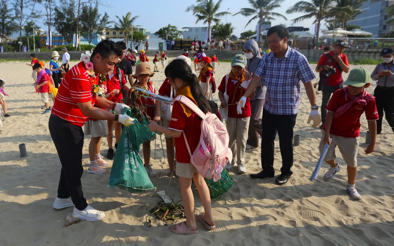 Đại sứ môi cùng lực lượng tình nguyện viên ra quân dọn vệ sinh môi trường tại tuyến biển Nguyễn Tất Thành.