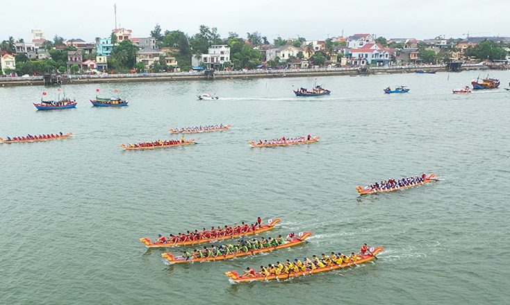 Lễ hội đua thuyền truyền thống trên sông Nhật Lệ đã được công nhận Di sản văn hóa phi vật thể Quốc gia vào năm 2022.
