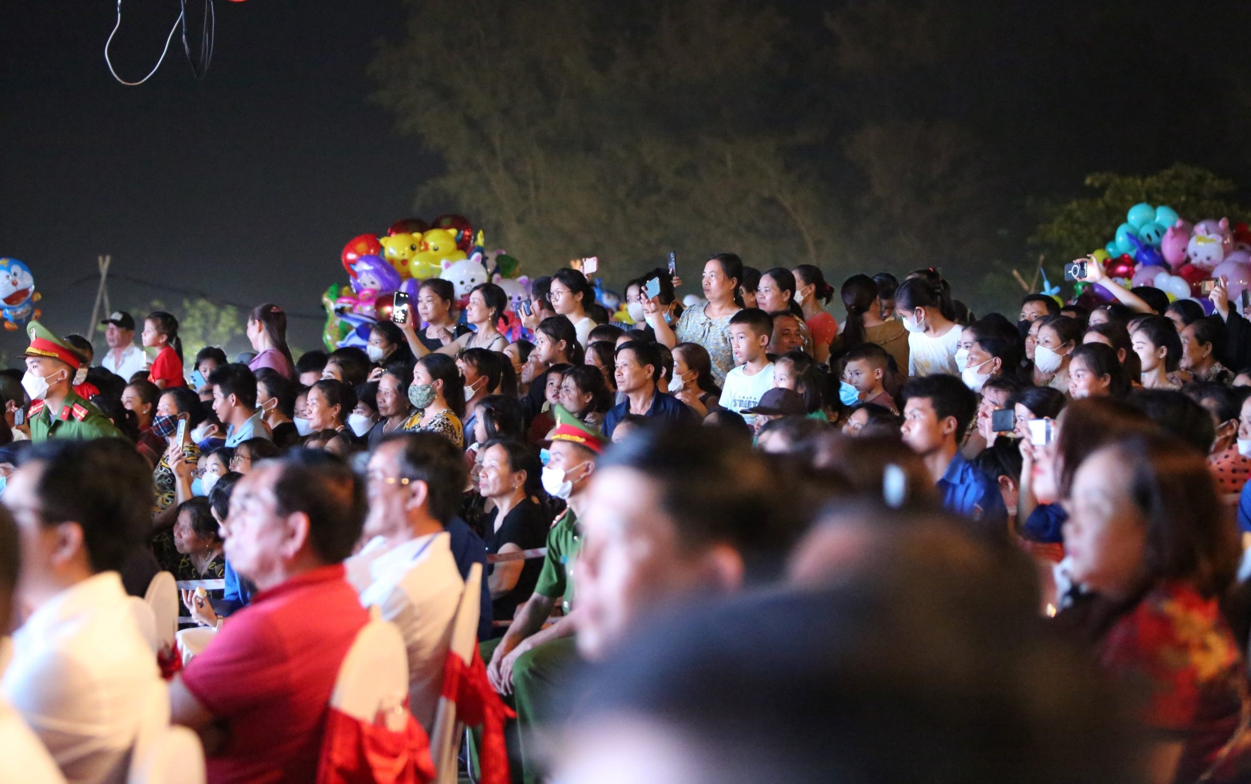 Hàng vạn người dân và du khách đổ về Xuân Thành tham gia lễ khai trương du lịch biển Hà Tĩnh.