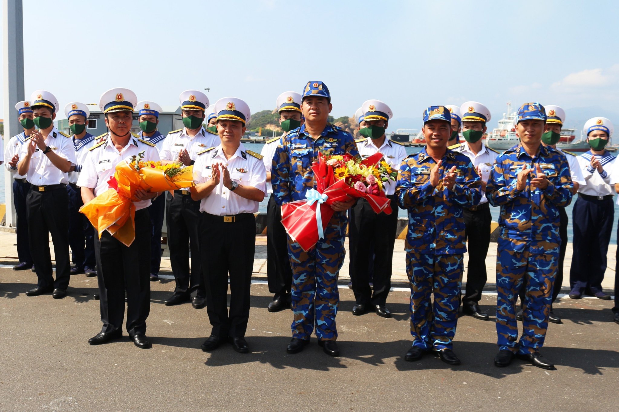 Thượng tá Phạm Anh Tuấn, Phó tư lệnh, Tham mưu trưởng Vùng 4 Hải quân tặng hoa đoàn công tác.