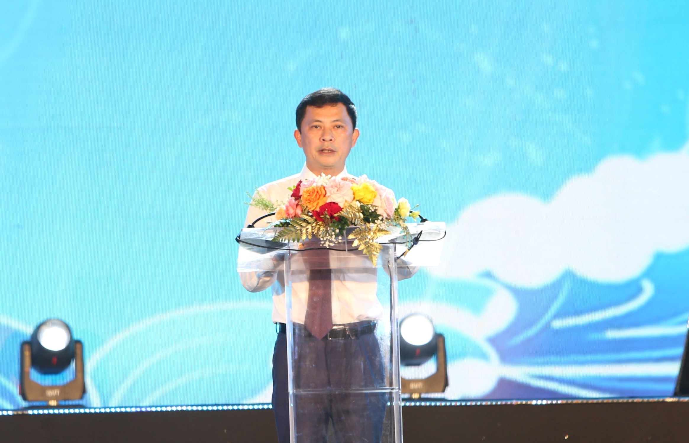 Phó Chủ tịch UBND tỉnh Hà Tĩnh Lê Ngọc Châu giới thiệu về tiềm năng, lợi thế du lịch biển Hà Tĩnh. 