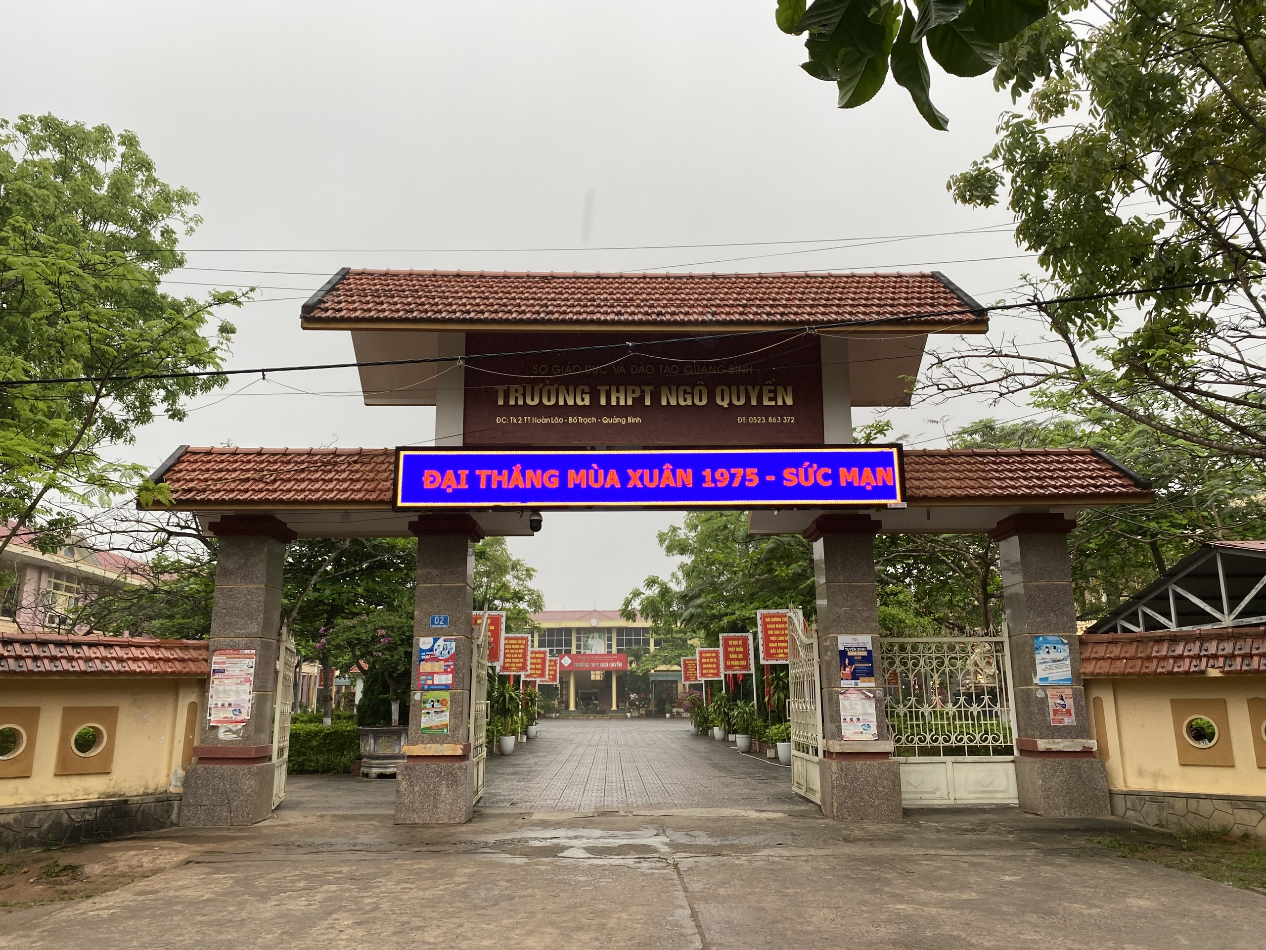 Trường THPT Ngô Quyền, đơn vị công tác của bà Hà