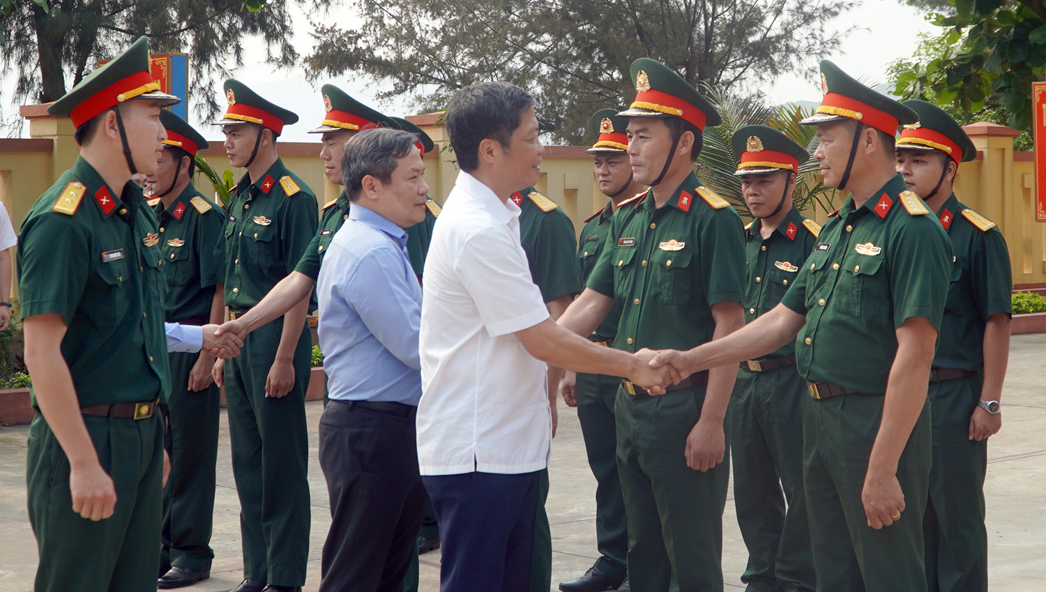 Ông Trần Tuấn Anh, Trưởng ban Kinh tế Trung ương thăm cán bộ, chiến sĩ Trung đội Đảo La.