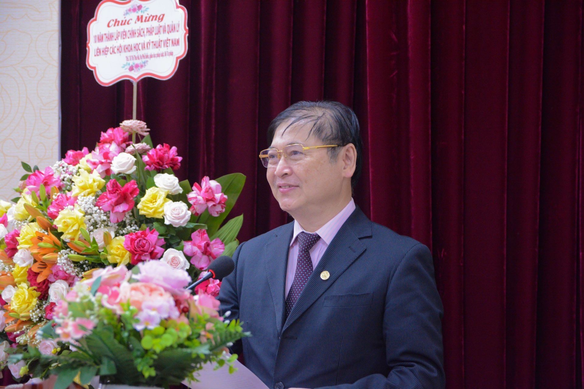 TSKH Phan Xuân Dũng, Bí thư Đảng Đoàn, Chủ tịch LHH Việt Nam phát biểu chúc mừng Viện Chính sách, Pháp luật và Quản lý.