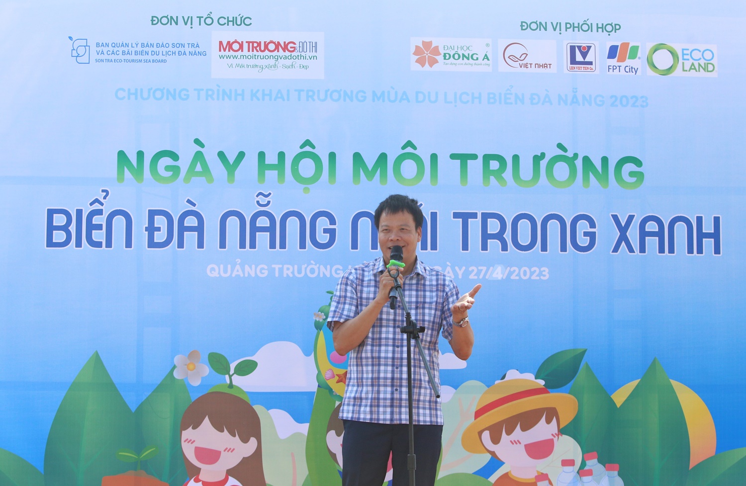 TS.LS Đồng Xuân Thụ, Tổng biên tập Tạp chí Môi trường và Đô thị Việt Nam phát biểu trong chương trình.