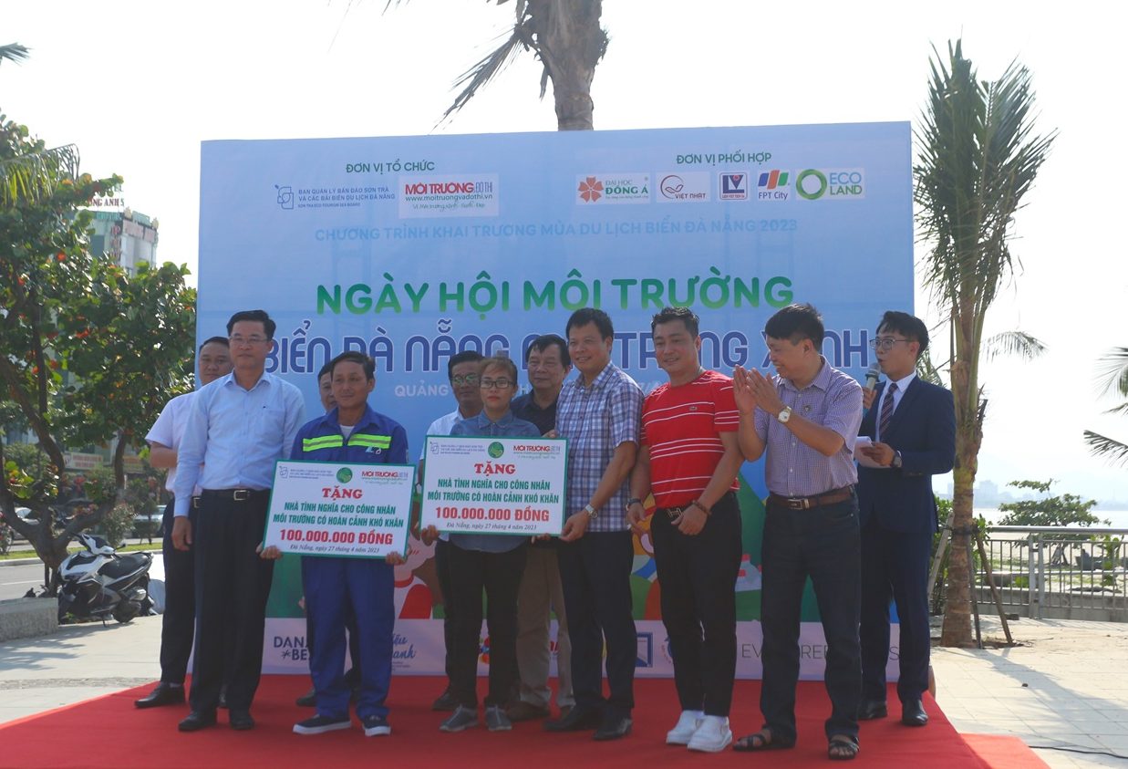 Ban tổ chức cũng trao tặng 2 căn nhà tình nghĩa cho công nhân vệ sinh môi trường TP.Đà Nẵng.