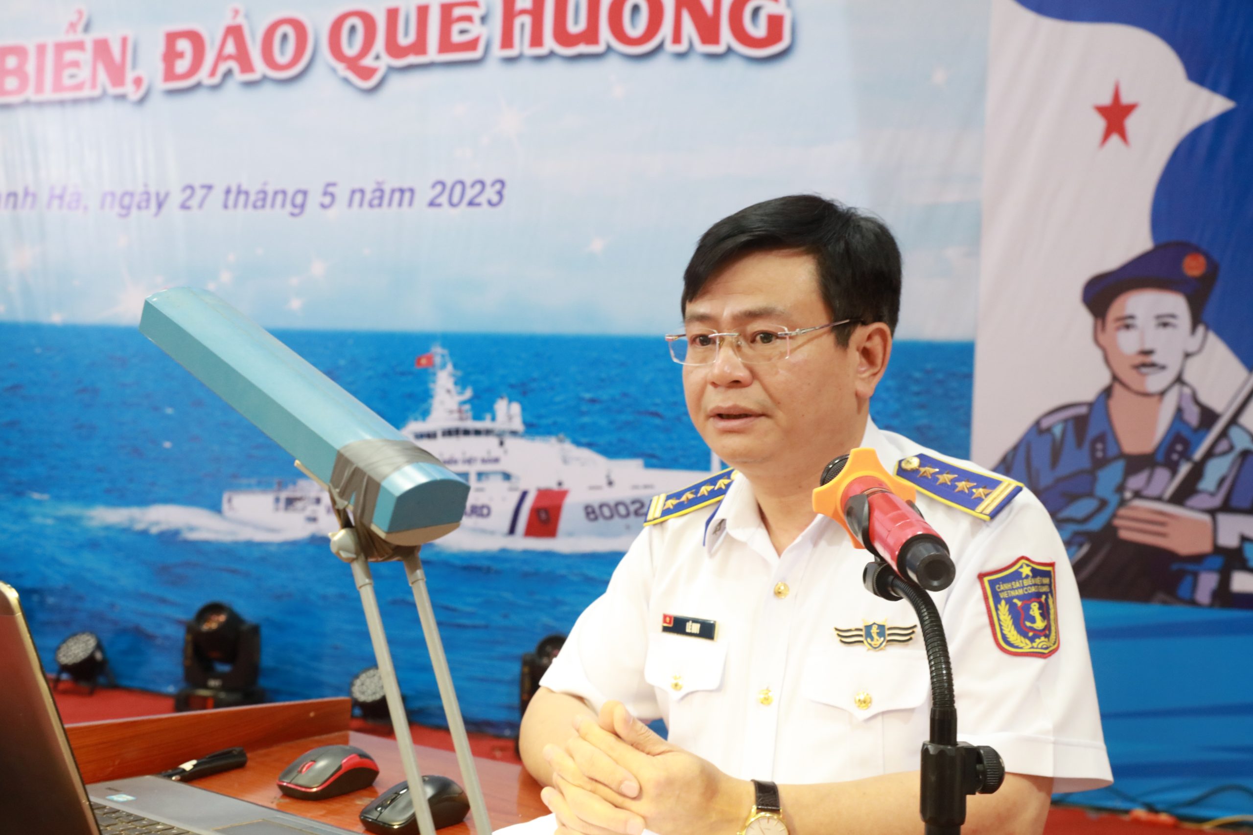 Đại tá Lê Huy - Phó Chủ nhiệm Chính trị Cảnh sát biển chia sẻ trong hội nghị.
