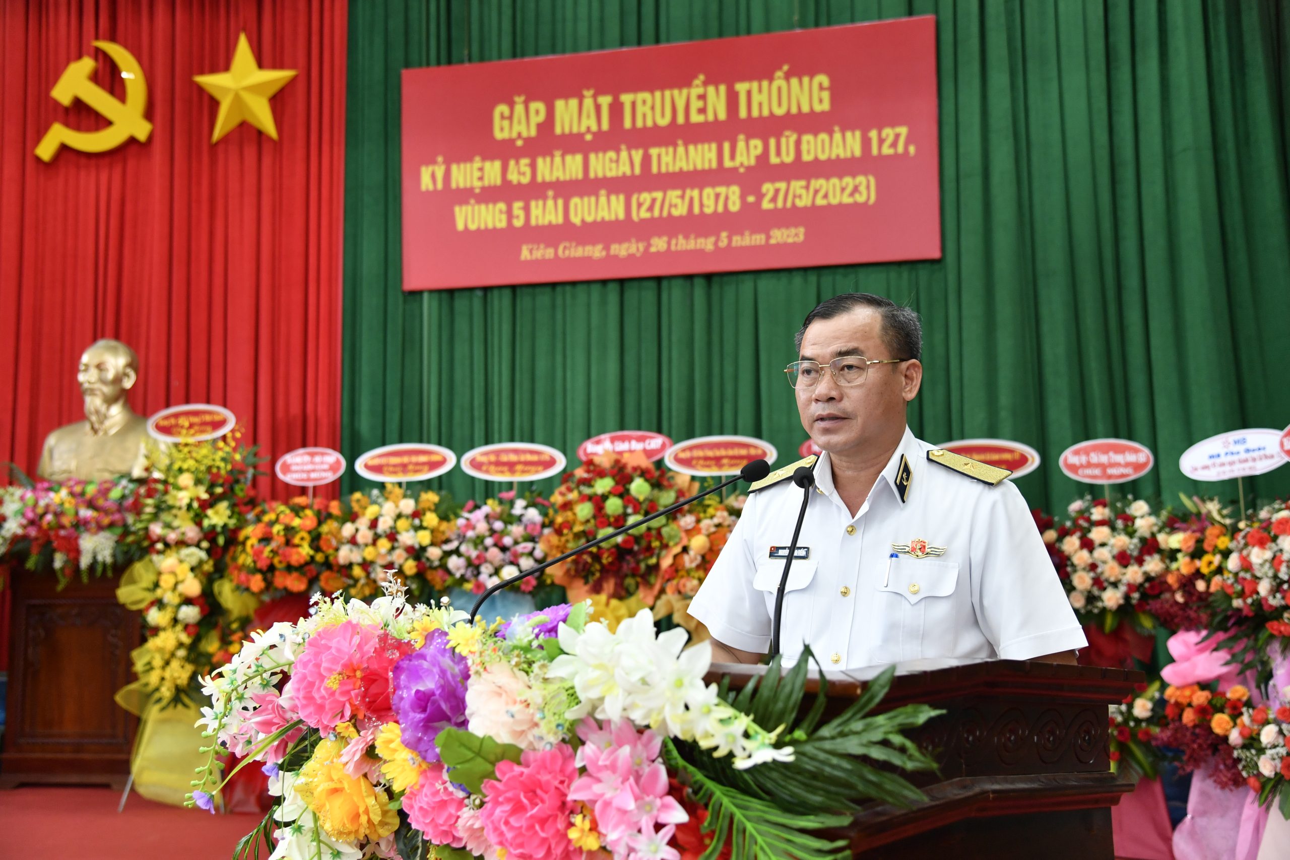 Chuẩn Đô đốc Nguyễn Đăng Tiến phát biểu tại buổi gặp mặt.