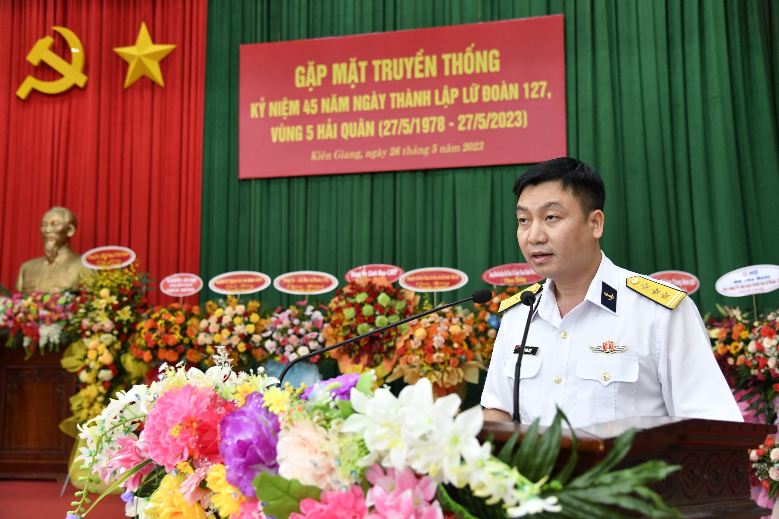 Thượng tá Bùi Văn Việt, Lữ đoàn trưởng Lữ đoàn 127 đọc diễn văn kỷ niệm 45 năm ngày truyền thống Lữ đoàn.