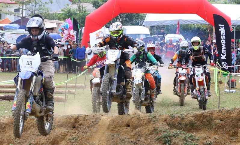 Các tay đua tham gia tranh tài tại Giải đua mô tô địa hình - VTV Cup 2023 ở Sơn La.
