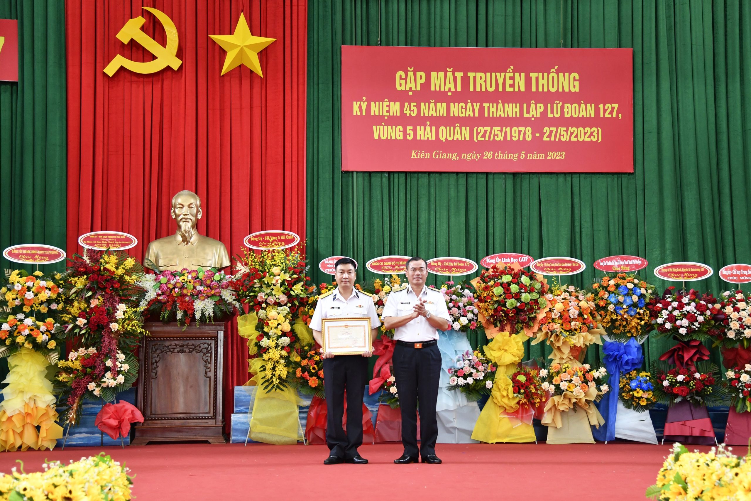 Thừa ủy quyền của Bộ trưởng Bộ Quốc phòng, Chuẩn Đô đốc Nguyễn Đăng Tiến đã trao Bằng khen cho Lữ đoàn 127.