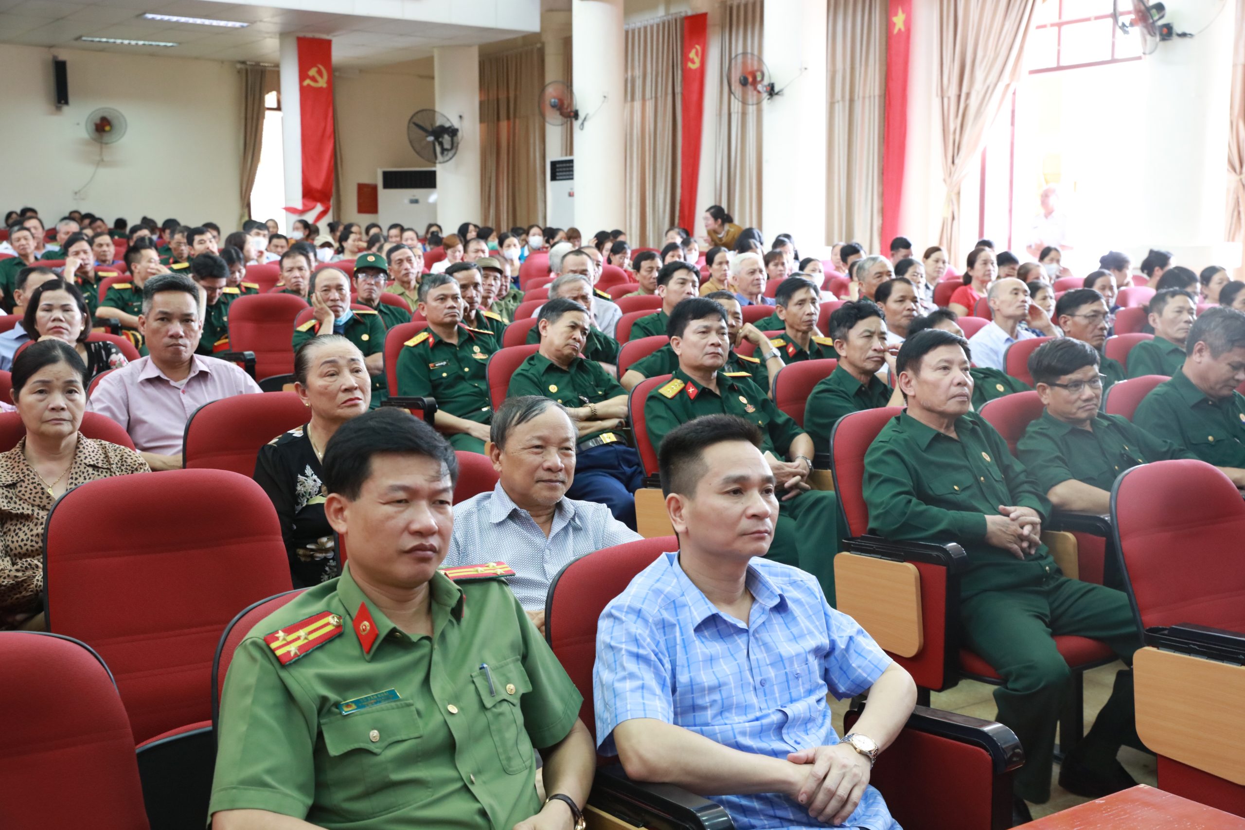 350 cán bộ, người dân huyện Thanh Hà tham gia hội nghị.