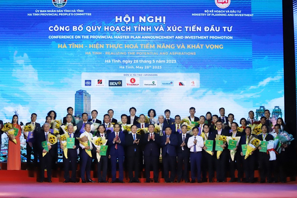 Lãnh đạo tỉnh Hà Tĩnh trao quyết định chấp thuận chủ trương đầu tư và biên bản ghi nhớ hợp tác đầu tư cho các nhà đầu tư.