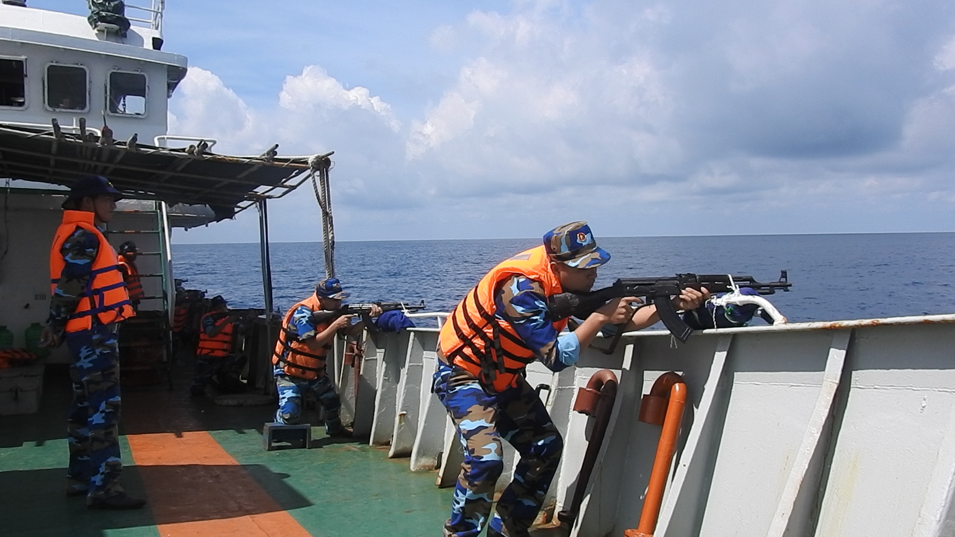 Hải quân 129 tổ chức huấn luyện bắn vũ khí BM trên biển.