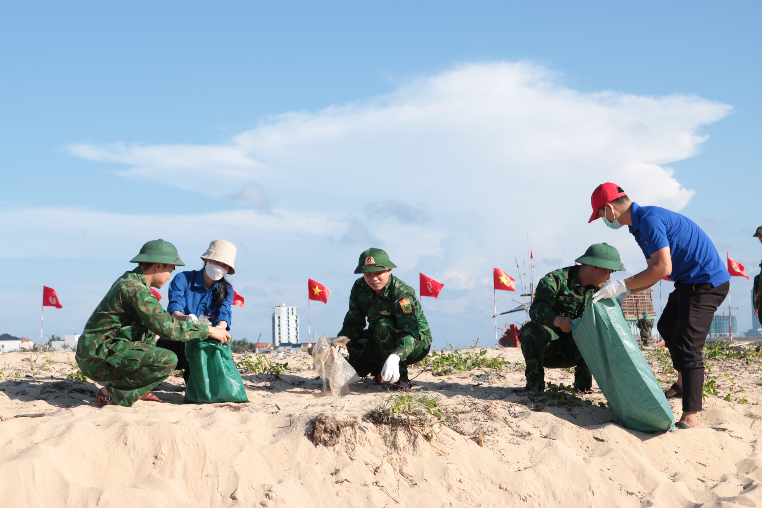 Đoàn viên, thanh niên tỉnh Quảng Bình tham gia chiến dịch “Hãy làm sạch biển”.