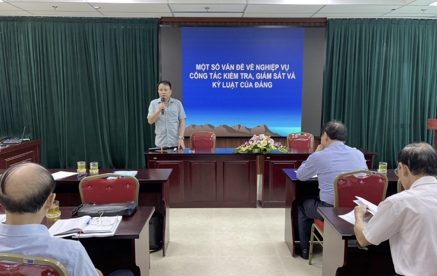 Phó Chủ nhiệm UBKT Đảng ủy khối các cơ quan trung ương Nguyễn Trung Nghĩa báo cáo chuyên đề tại hội nghị.