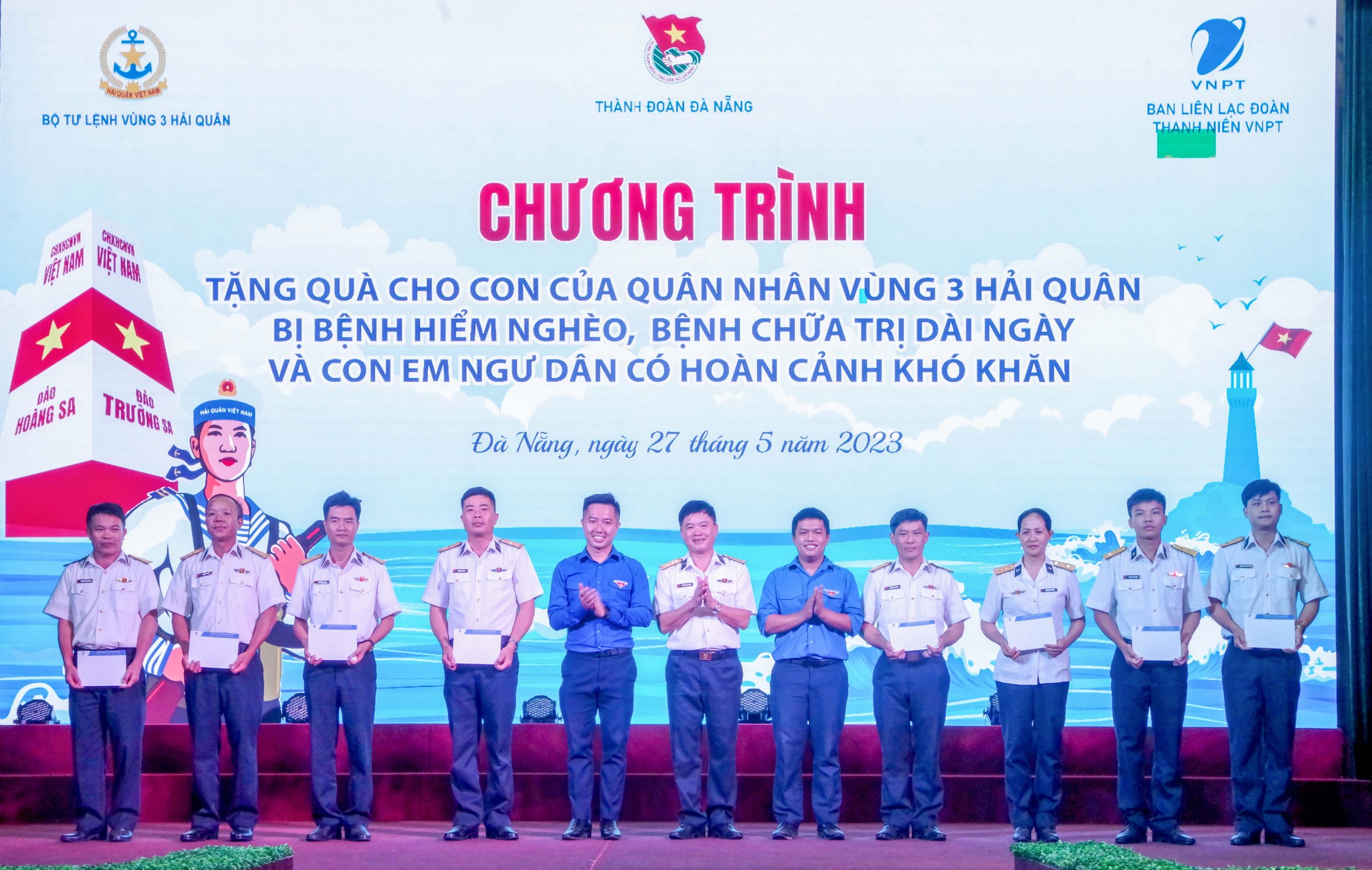 Đồng chí Bí Thư thành đoàn Đà Nẵng trao quà cho con em quân nhân Vùng 3 Hải quân có hoàn cảnh khó khăn.