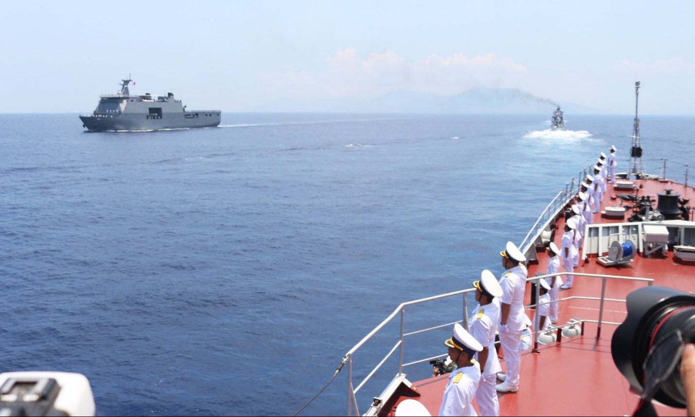 Đội hình duyệt binh gồm 10 tàu hải quân của các nước ASEAN.