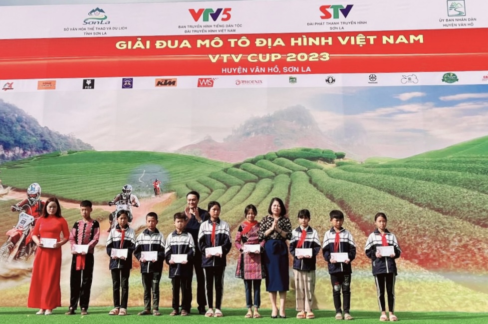 Tổng biên tập Tạp chí biển Việt Nam Hoàng Huệ đã trao học bổng cho các học sinh có hoàn cảnh khó khăn tại xã Vân Hồ.