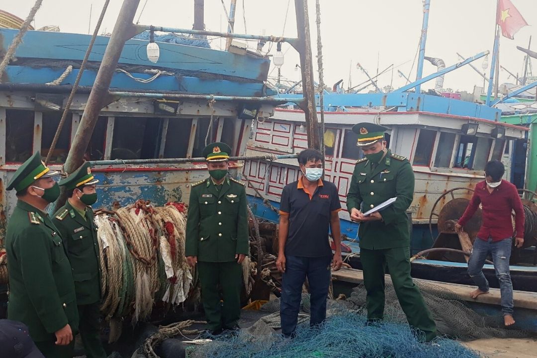Bộ đội đồn Biên phòng Lý Hòa tuyên truyền về chống khai thác IUU cho ngư dân.