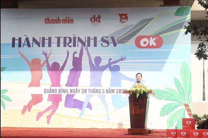 Nhà báo Nguyễn Toàn Thắng – Tổng biên tập Tạp chí Thanh niên, Trưởng Ban tổ chức phát biểu khai mạc Hành trình SV - OK tại Quảng Bình.