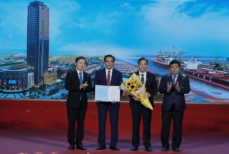 Phó Thủ tướng Trần Hồng Hà trao Quyết định của Thủ tướng Chính phủ, phê duyệt Quy hoạch tỉnh Hà Tĩnh thời kỳ 2021-2030, tầm nhìn đến năm 2050.