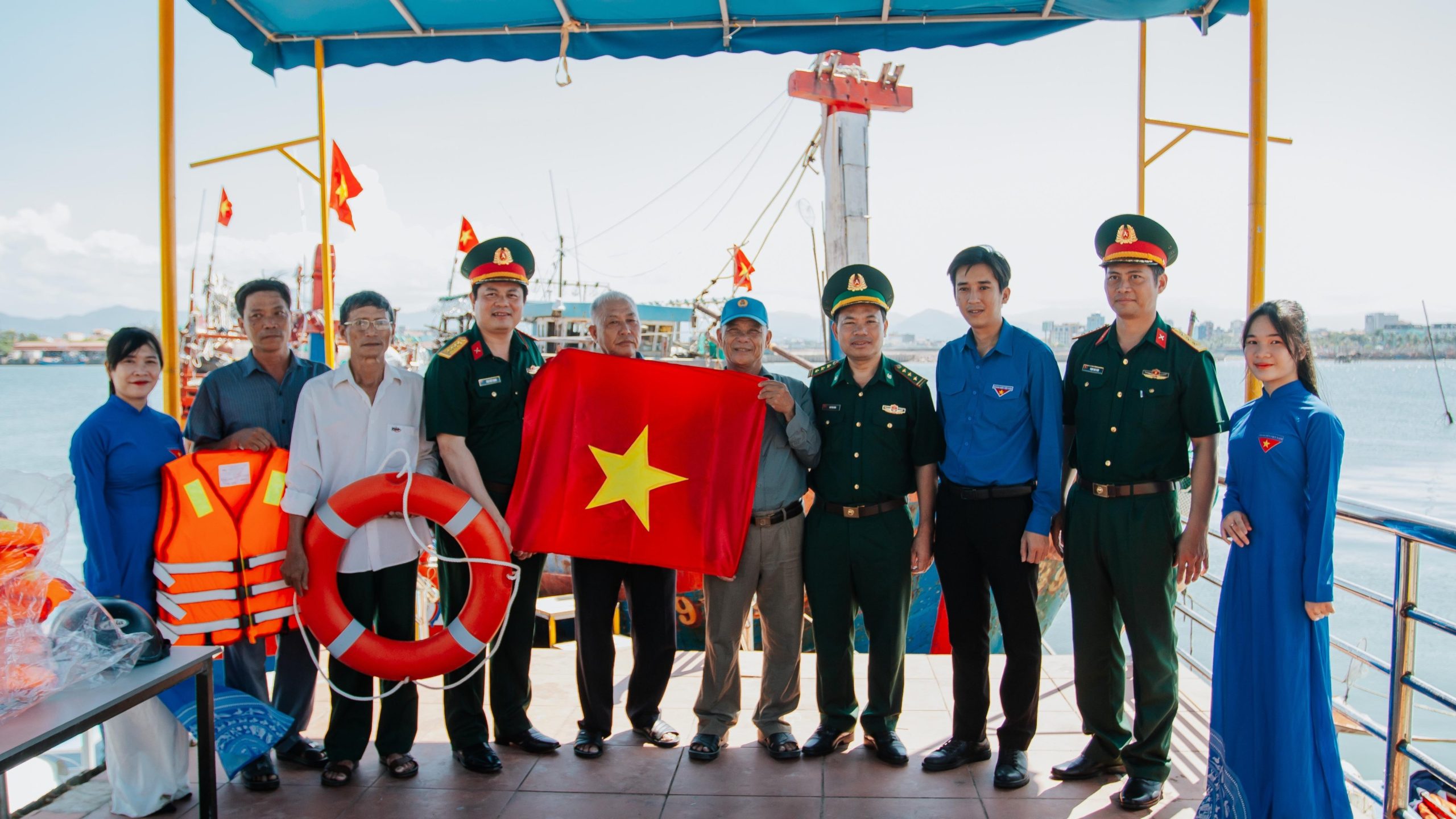 1.500 lá cờ Tổ quốc và 400 chiếc áo phao và phao cứu sinh cũng được trao tặng cho các tàu cá trên địa bàn. 