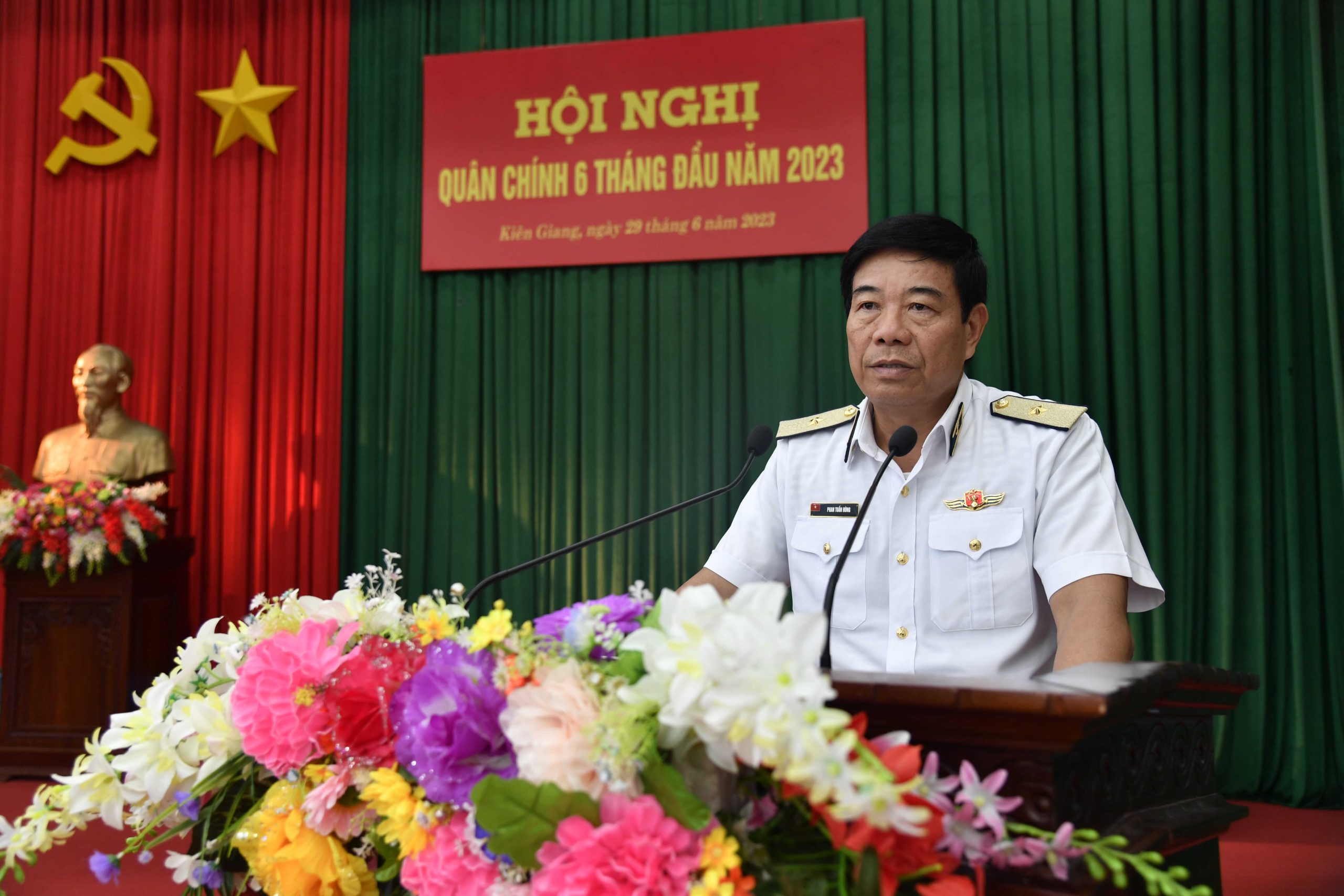 Chuẩn Đô đốc Phan Tuấn Hùng phát biểu chỉ đạo tại hội nghị.