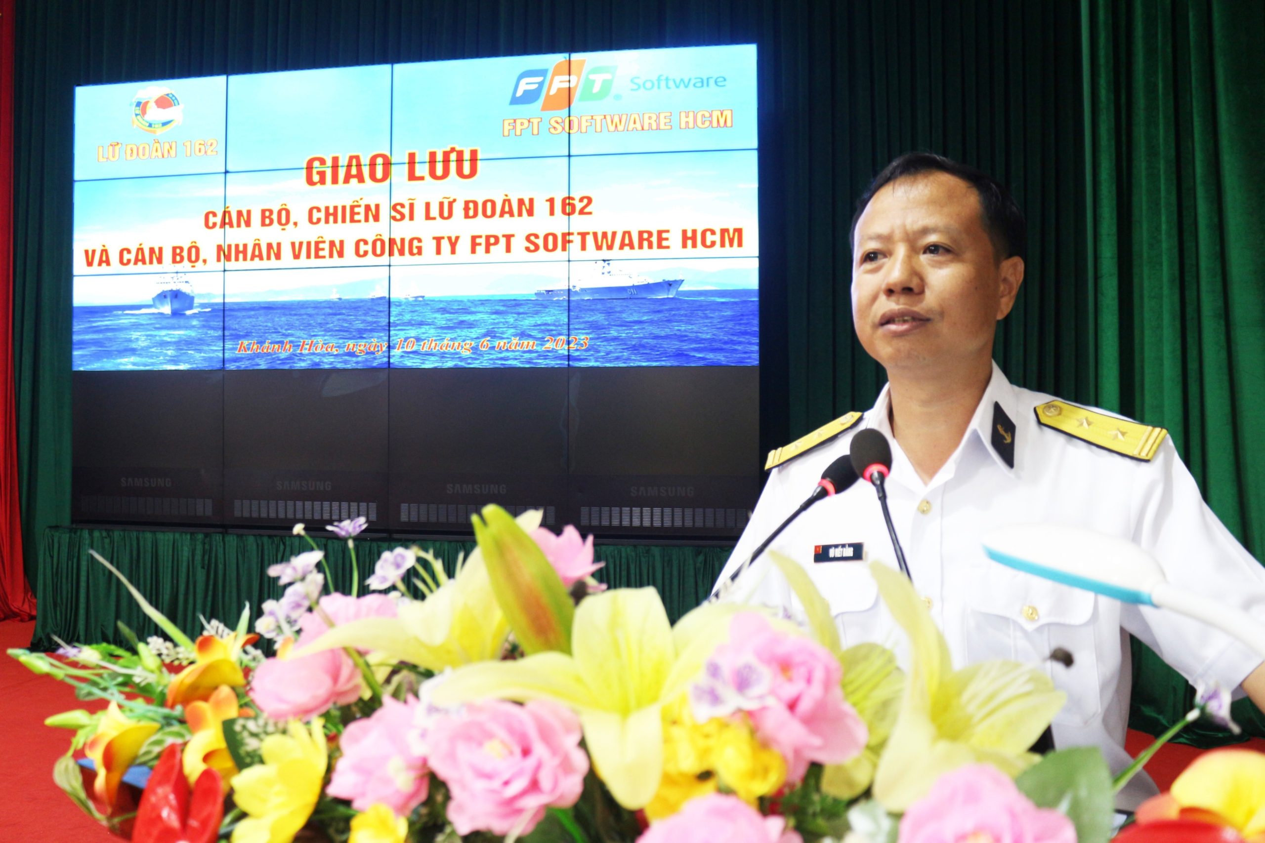 Trung tá Vũ Viết Bằng, phó Chính uỷ Lữ đoàn 162 thực hiện nội dung tuyên truyền biển đảo.