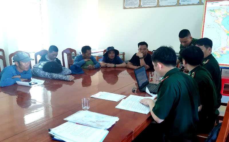 Các cán bộ BĐBP Quảng Bình thu thập thông tin các chủ tàu cá và thuyền viên.