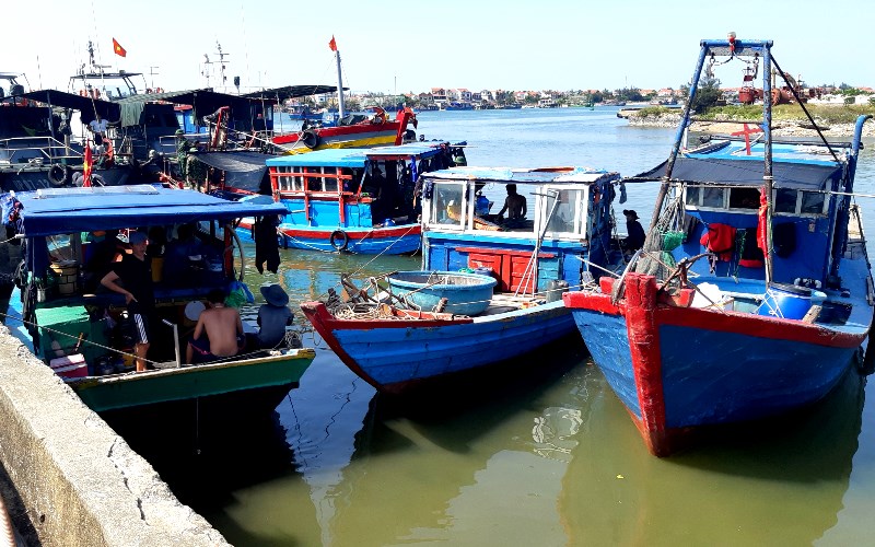 Các tàu cá vi phạm được dẫn giắt vào cầu cảng Hải đội 2, BĐBP Quảng Bình.
