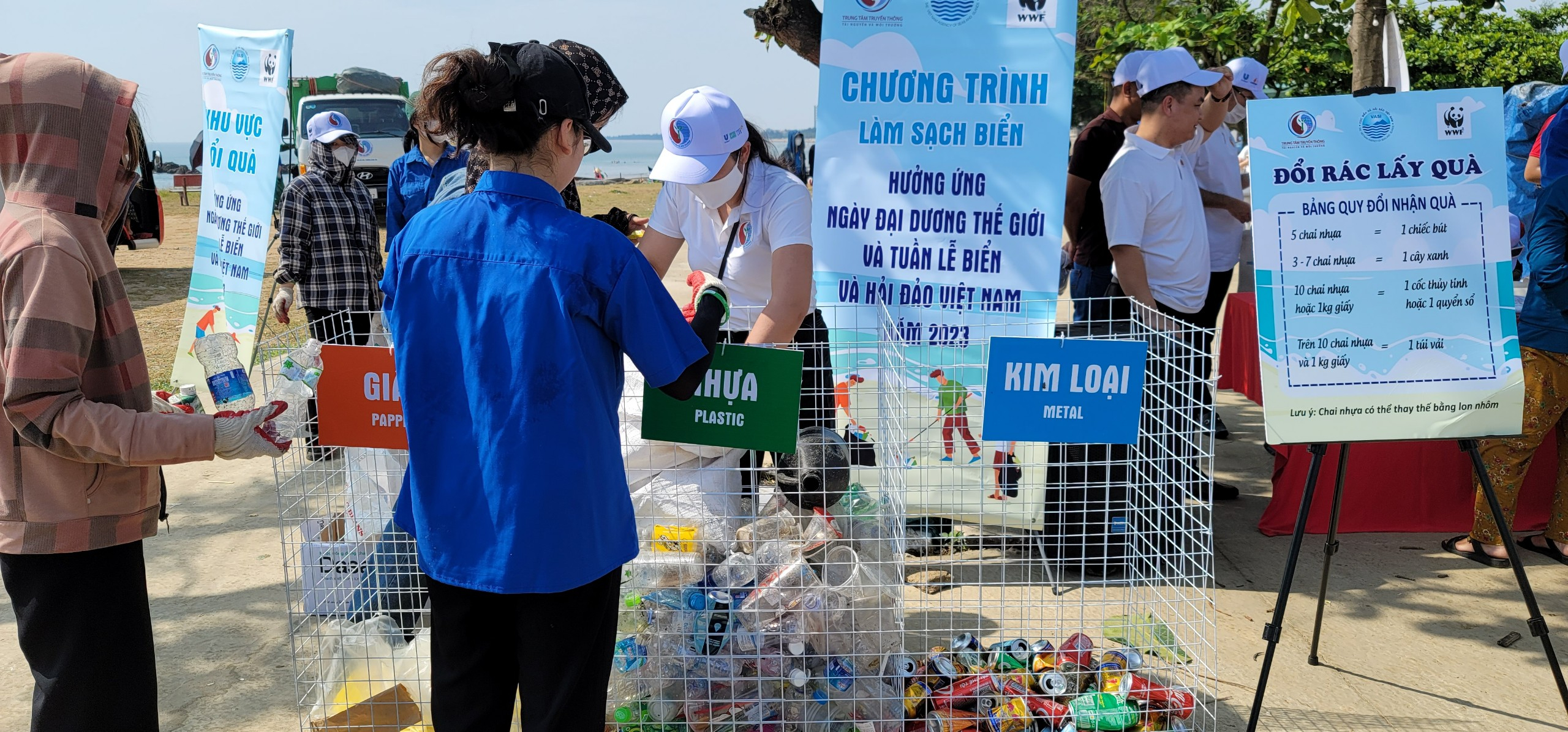 Các đơn vị, tổ chức cùng chung tay làm sạch bãi biển Cửa Lò.