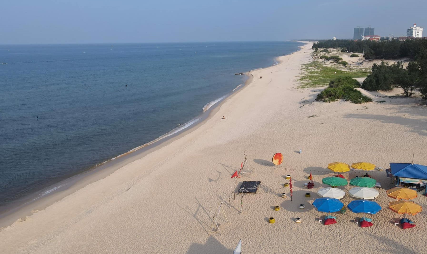 Bãi biển Bảo Ninh mang vẻ đẹp hoang sơ, bờ biển dài cùng những bãi cát trắng mịn.