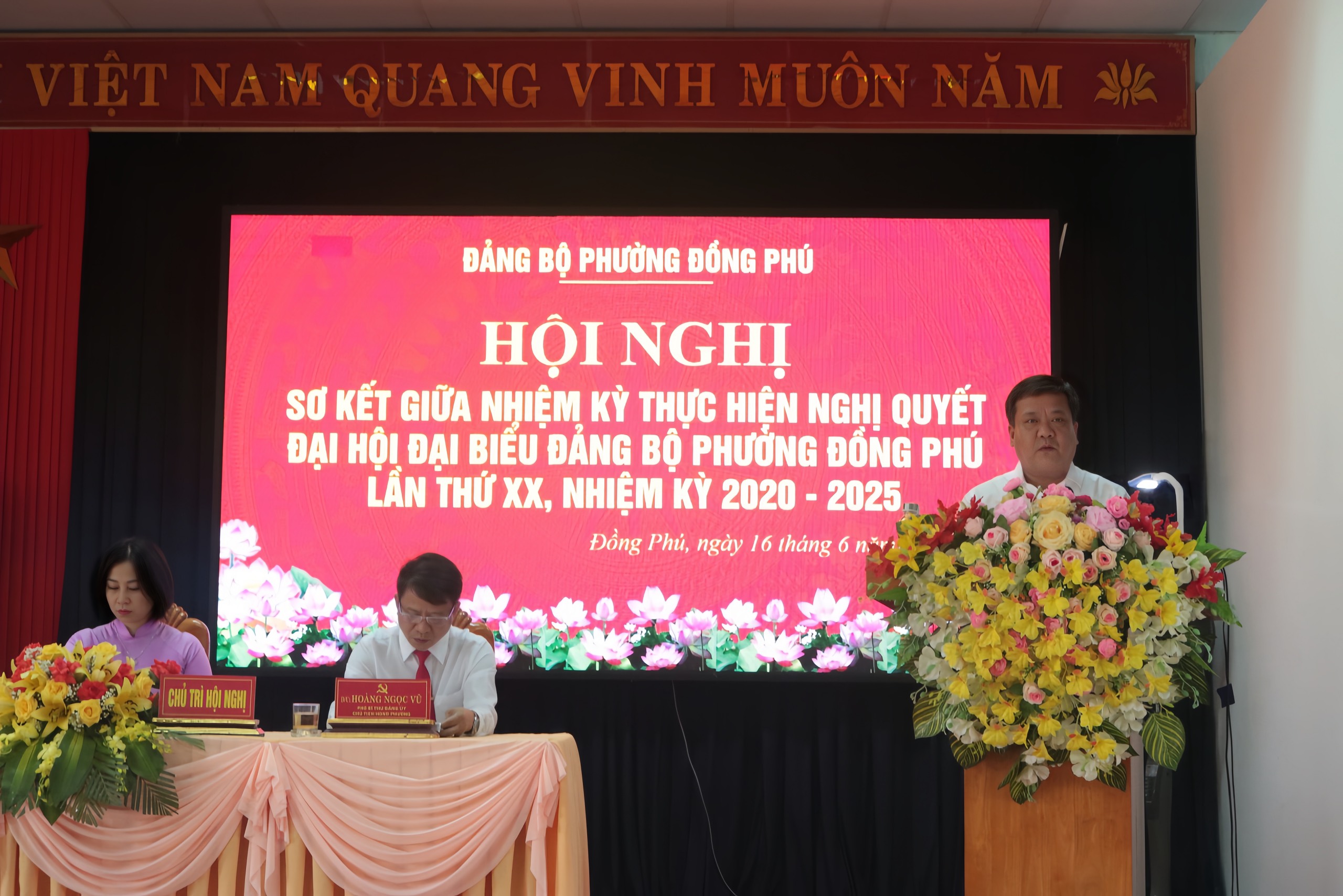 Ông Trần Phong, Ủy viên Ban Thường vụ Tỉnh ủy, Bí thư Thành ủy, Chủ tịch HĐND TP.Đồng Hới phát biểu trong hội nghị.