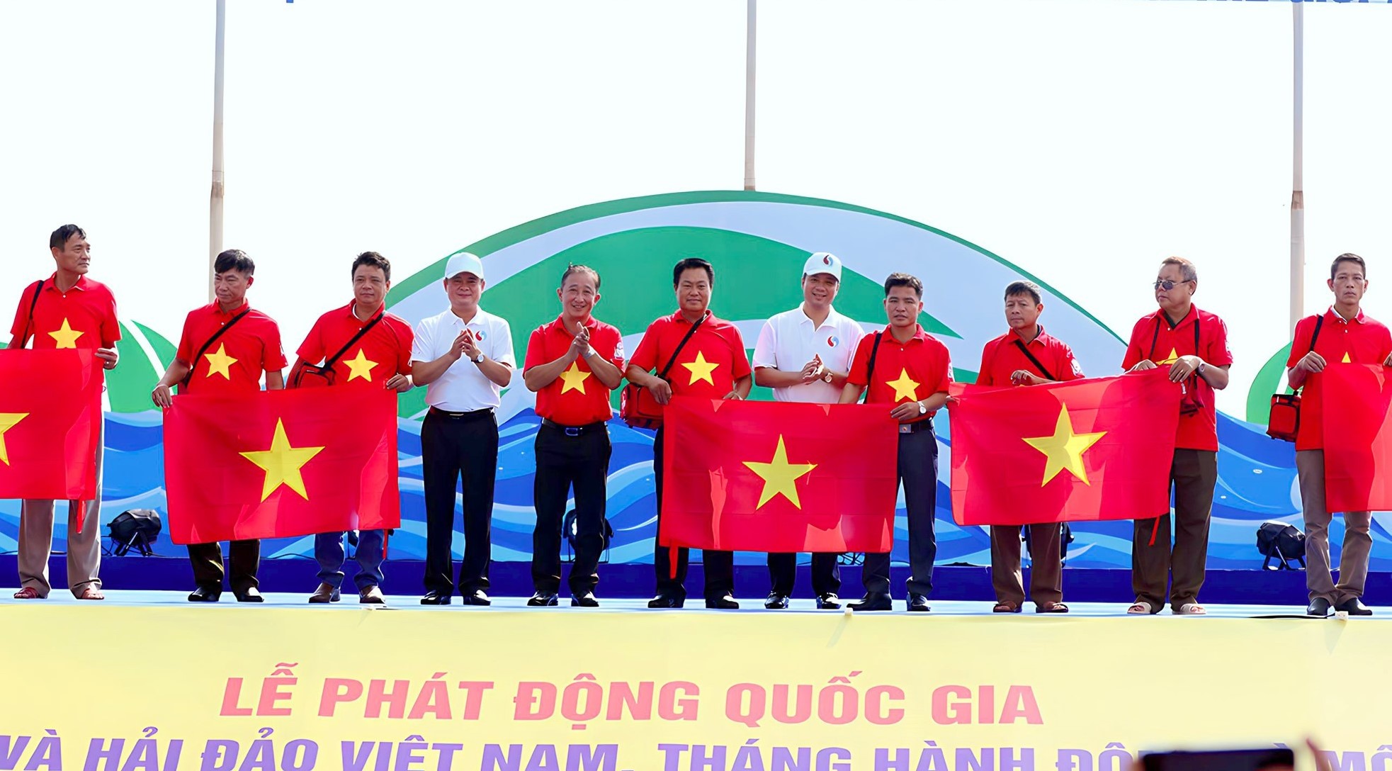 Lãnh đạo tỉnh Nghệ An tặng cờ cho ngư dân trong buổi lễ.
