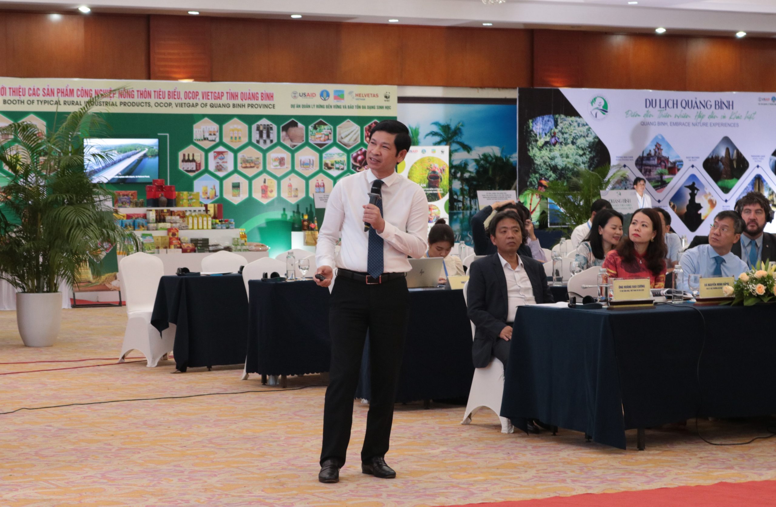 Phó Chủ tịch UBND tỉnh Hồ An Phong trình bày tham luận tại hội thảo.