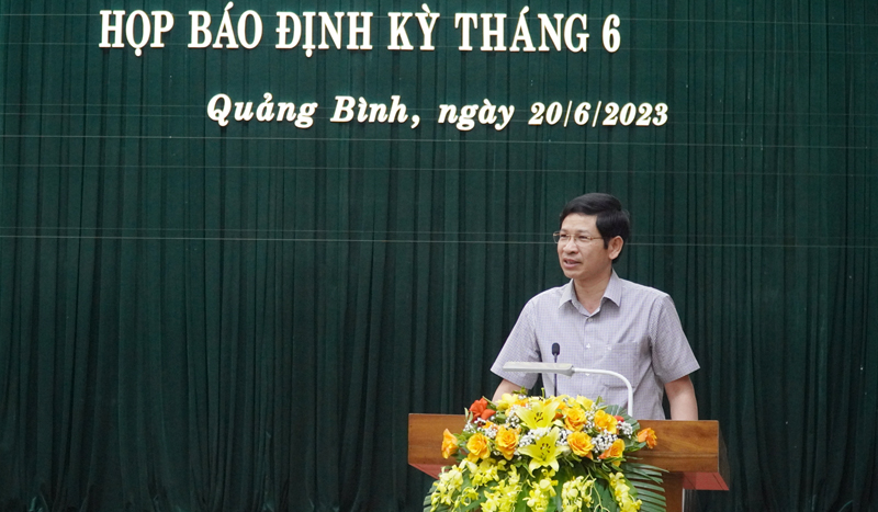 Phó chủ tịch UBND tỉnh Hồ An Phong phát biểu đặt vấn đề tại buổi họp báo.