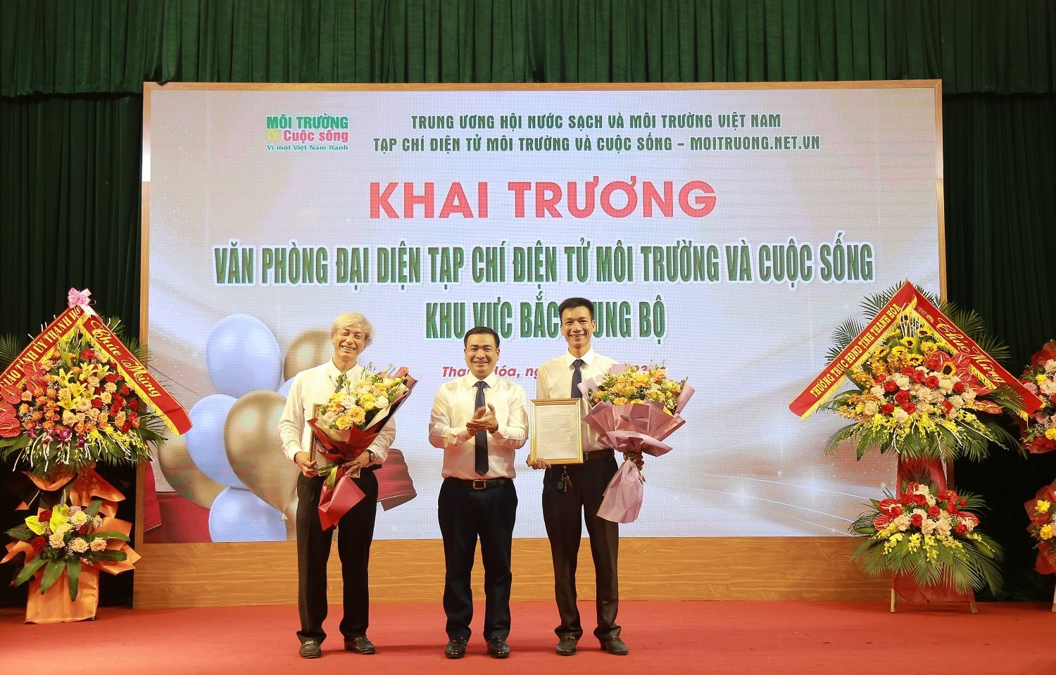 Tổng biên tập Tạp chí điện tử Môi trường và Cuộc sống trao quyết định cho ông Lê Hoài Châu làm Trưởng văn phòng đại diện tại Thanh Hóa.