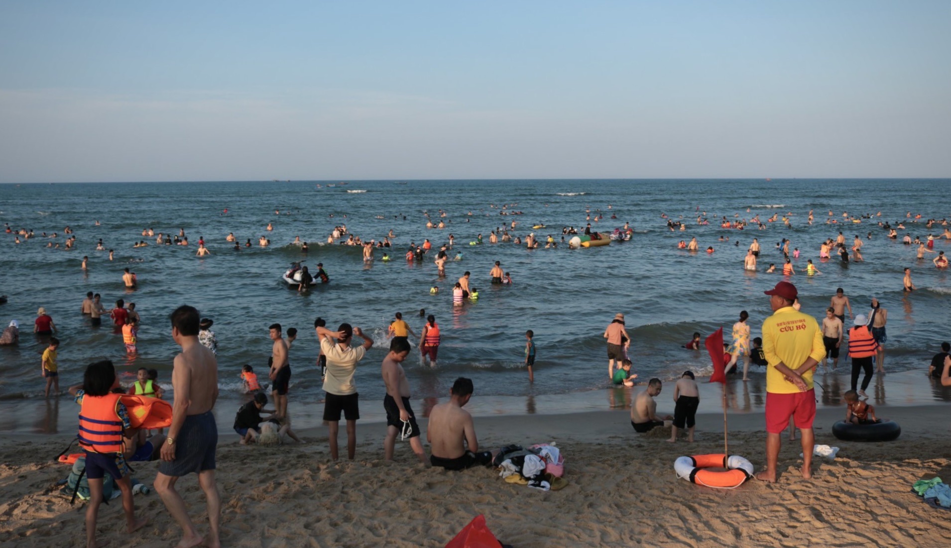 Rất đông du khách đến tắm biển Nhật lệ vào những ngày đầu tháng 6.