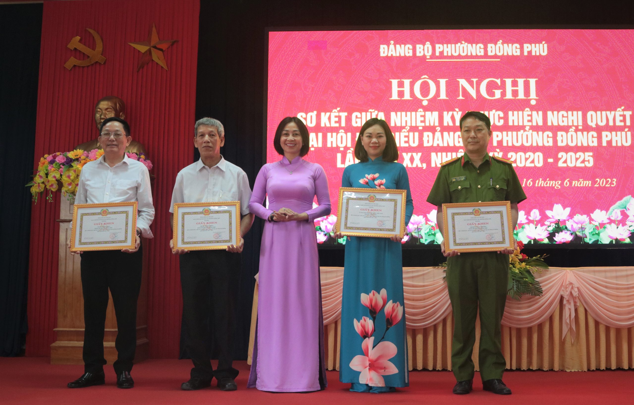 Bà Lê Thị Thu Cúc, Bí thư Đảng ủy, Chủ tịch UBND phường Đồng Phú trao thưởng cho cá nhân xuất sắc. 