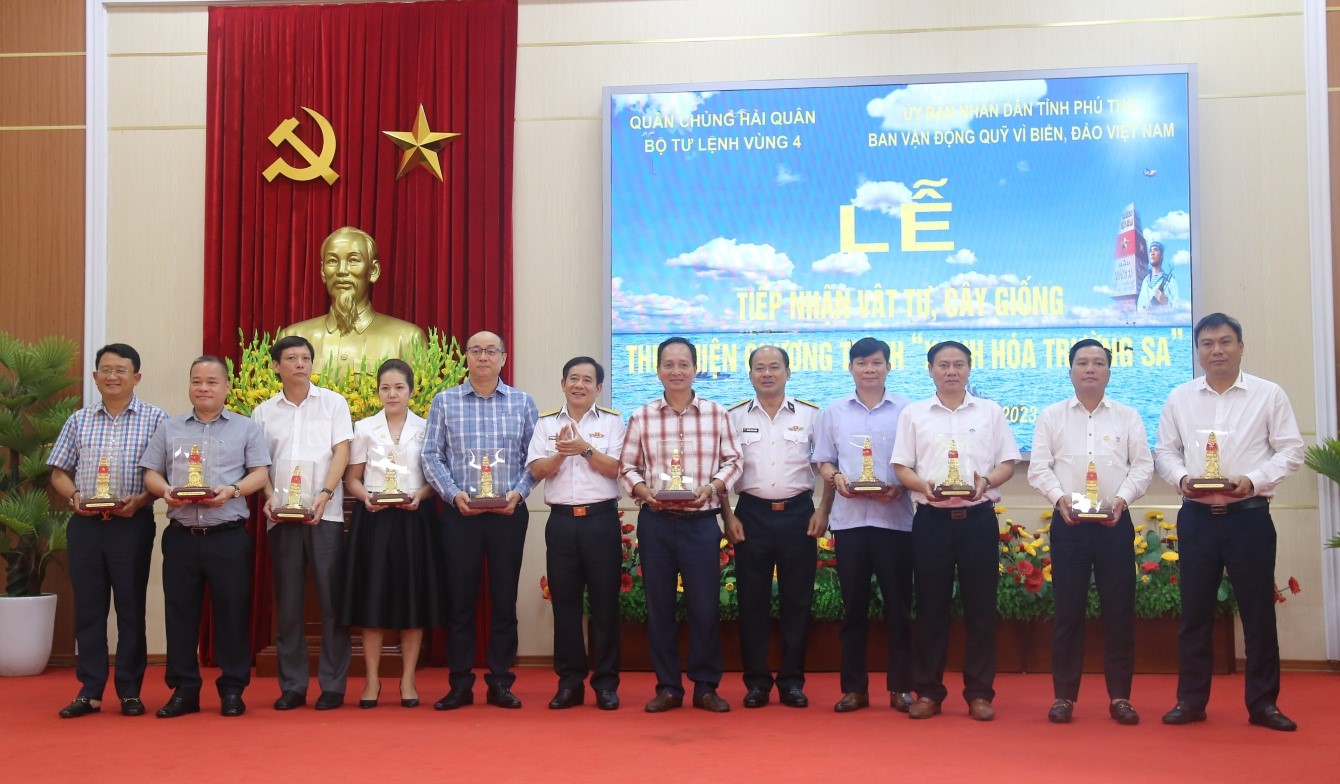 Bộ Tư lệnh Vùng 4 Hải quân tặng quà lưu niệm cho các cơ quan, doanh nghiệp hỗ trợ chương trình “Xanh hóa Trường Sa”. 