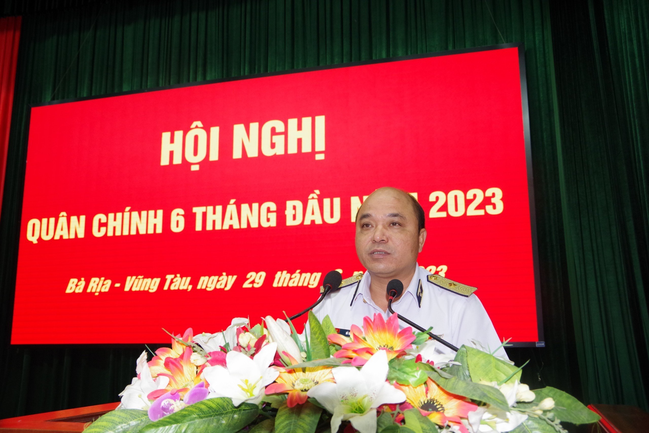 Chuẩn Đô đốc Đỗ Văn Yên, Ủy viên Ban Thường vụ, Phó Chính ủy Quân chủng phát biểu chỉ đạo hội nghị.