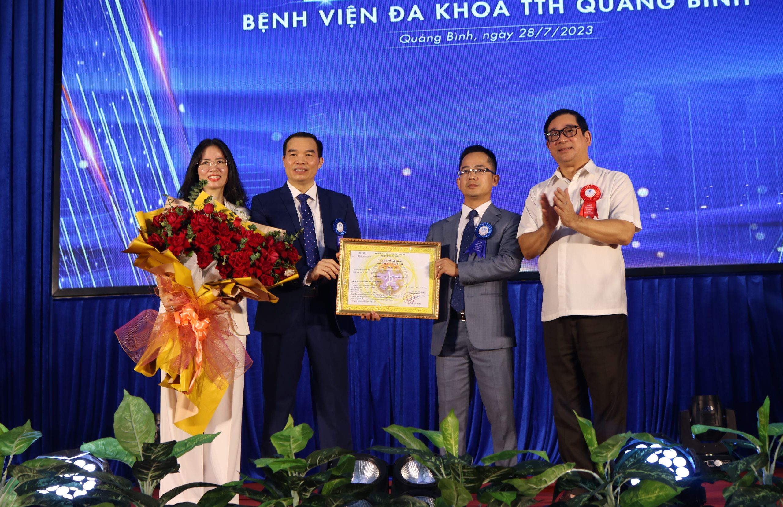 PGS.TS Lương Ngọc Khuê, Phó chủ tịch Hội đồng Y khoa Quốc gia trao giấy phép hoạt động cho lãnh đạo bệnh viện.