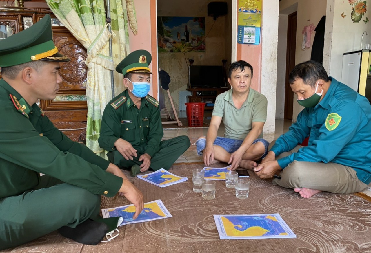 Bộ đội biên phòng tỉnh Quảng Bình tuyên truyền IUU cho bà con xã biển.